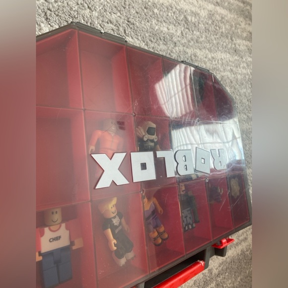 Roblox collectible figures toys with carrying case. - Picture 12 of 12